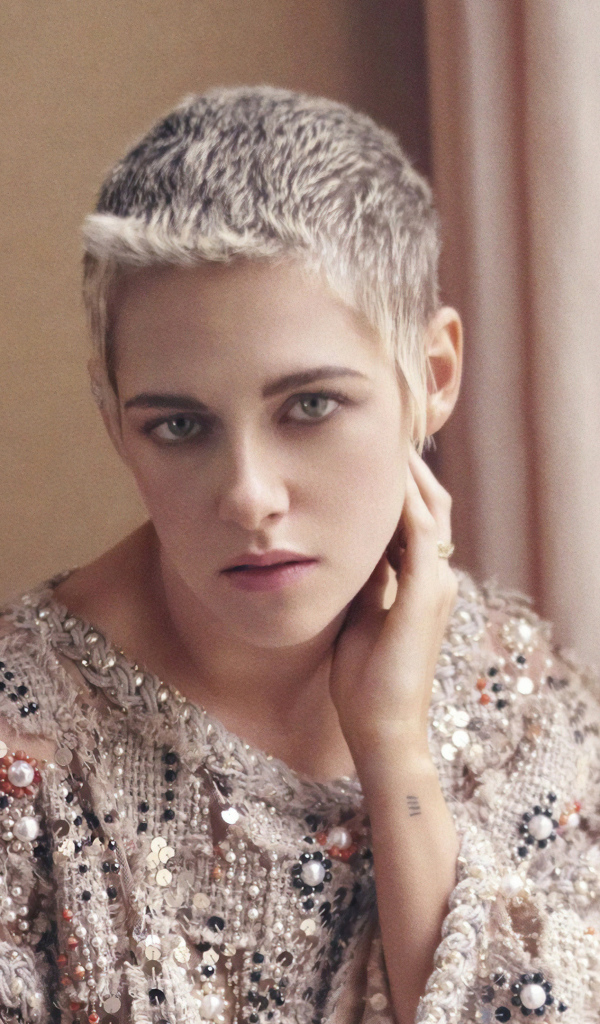 Актриса Кристен Стюарт с короткой стрижкой у окна