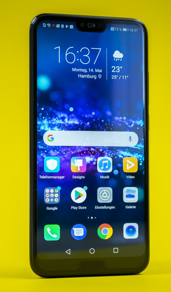 Тонкий смартфон Honor 10 на желтом фоне