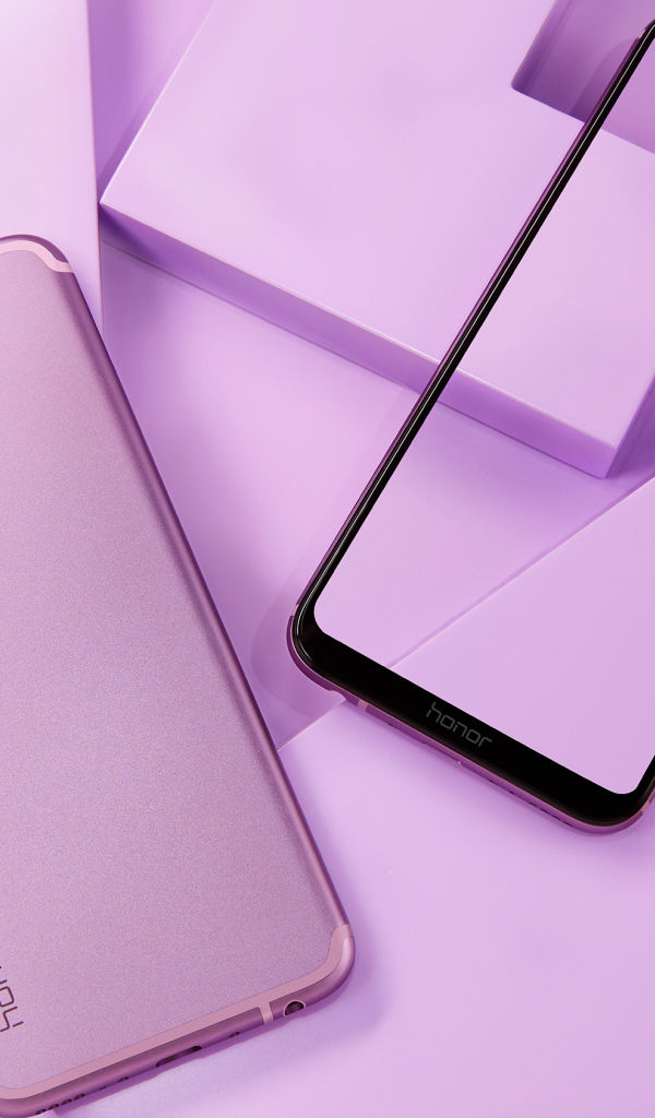 Смартфон  Honor Play на сиреневом фоне