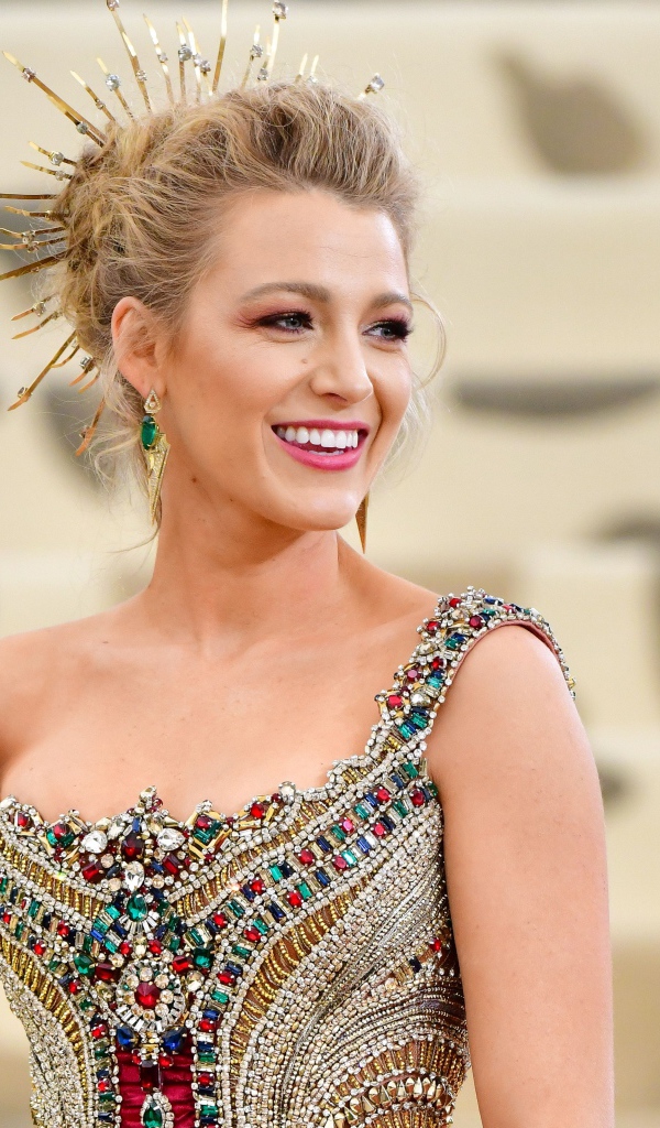 Улыбающаяся актриса Блейк Лайвли в красивом наряде