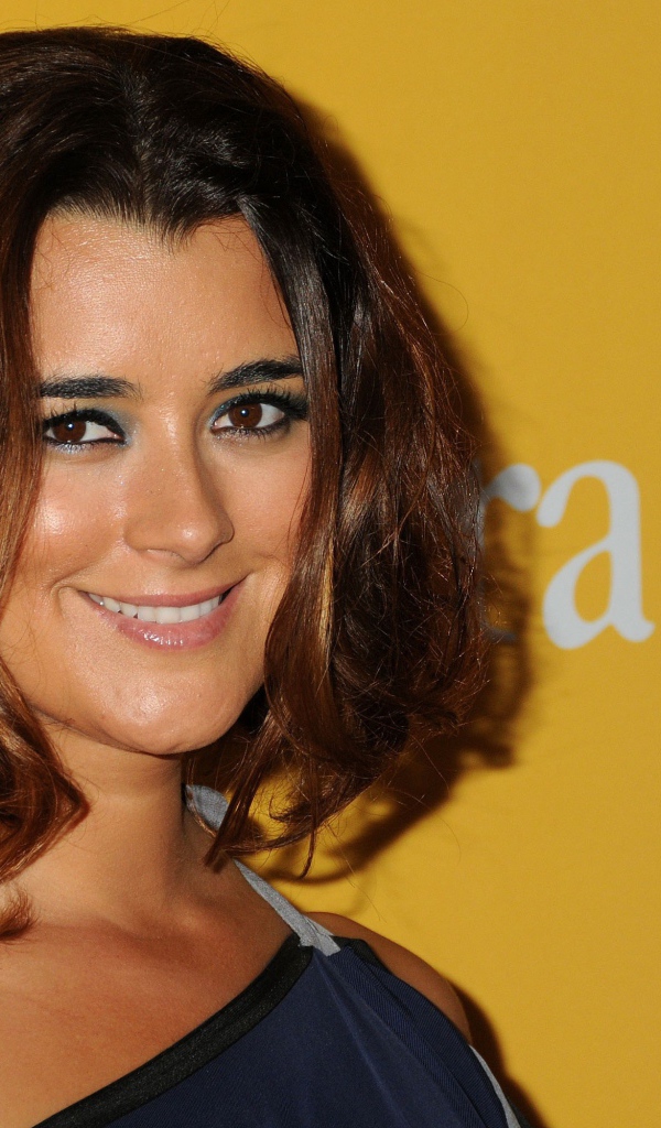 Улыбающаяся актриса Коте де Пабло 