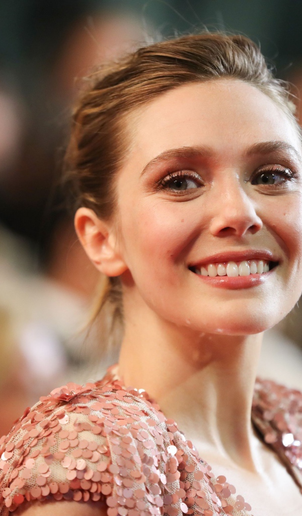 Улыбающаяся актриса Элизабет Олсен 