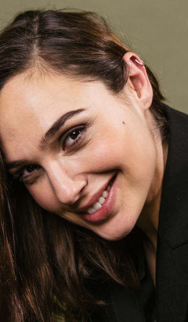 Улыбающаяся актриса Галь Гадот  в черном пиджаке