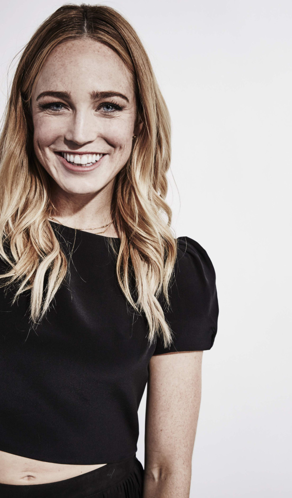 Улыбающаяся американская актриса Кейти Лотц