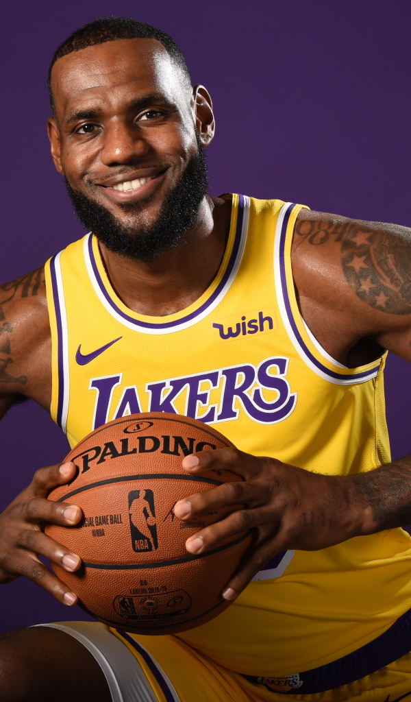 Улыбающийся баскетболист Леброн Джеймс с мячом