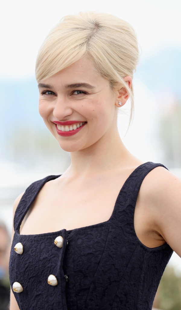 Улыбающаяся блондинка, актриса Эмилия Кларк