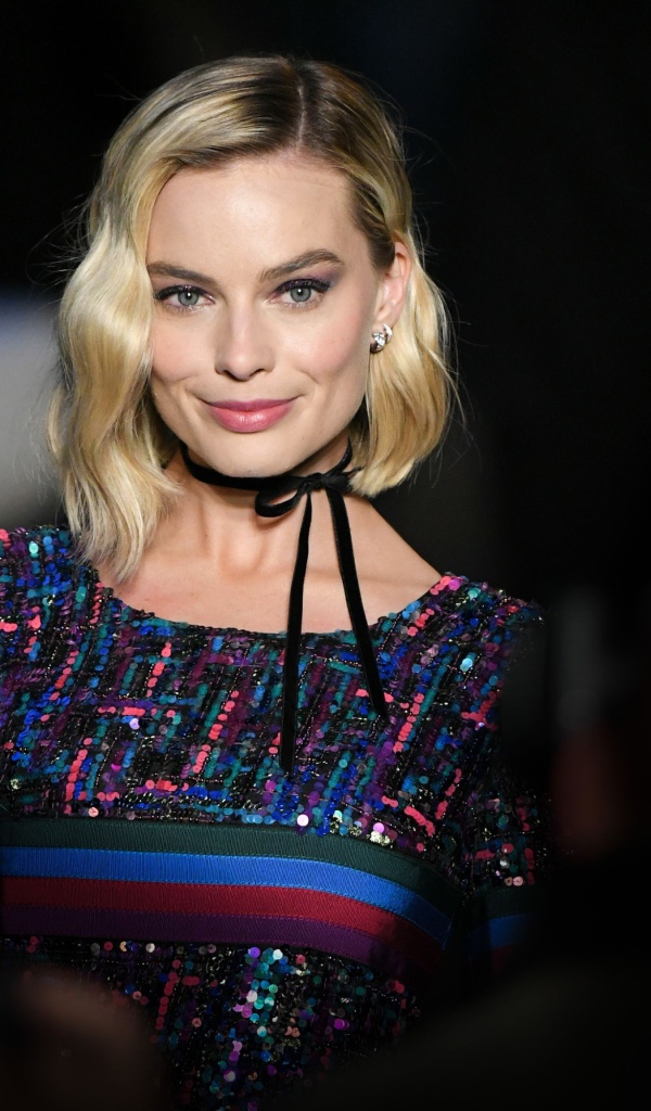 Улыбающаяся блондинка, актриса Марго Робби