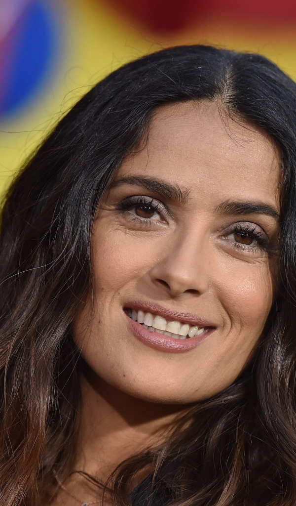 Улыбающаяся кареглазая женщина, актриса Сальма Хайек 