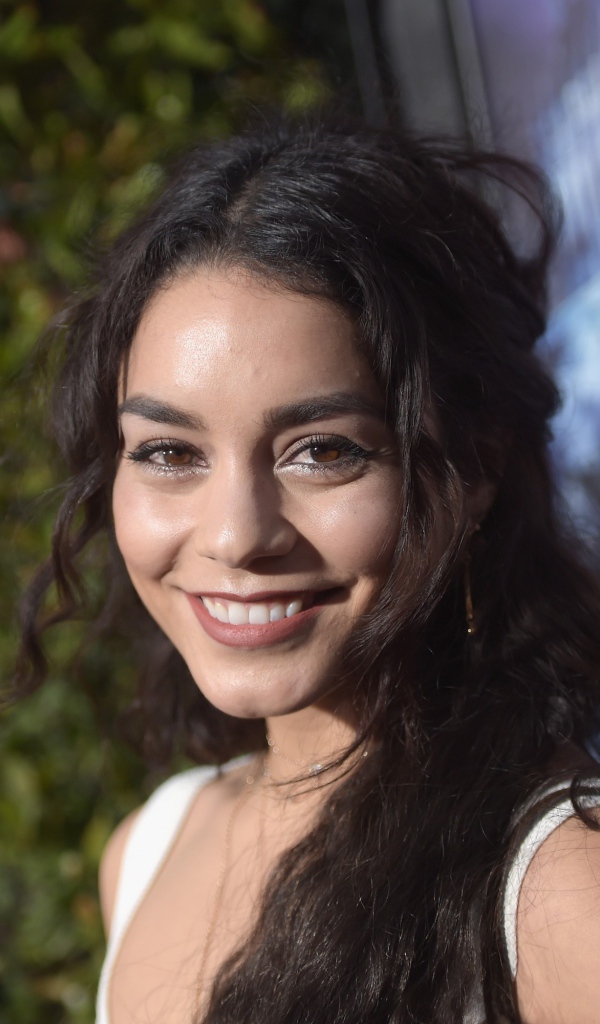 Улыбающаяся брюнетка, актриса Ванесса Хадженс