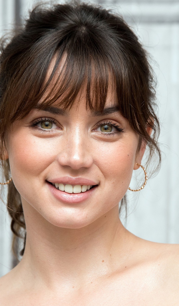 Улыбающаяся милая девушка, актриса Ана де Армас