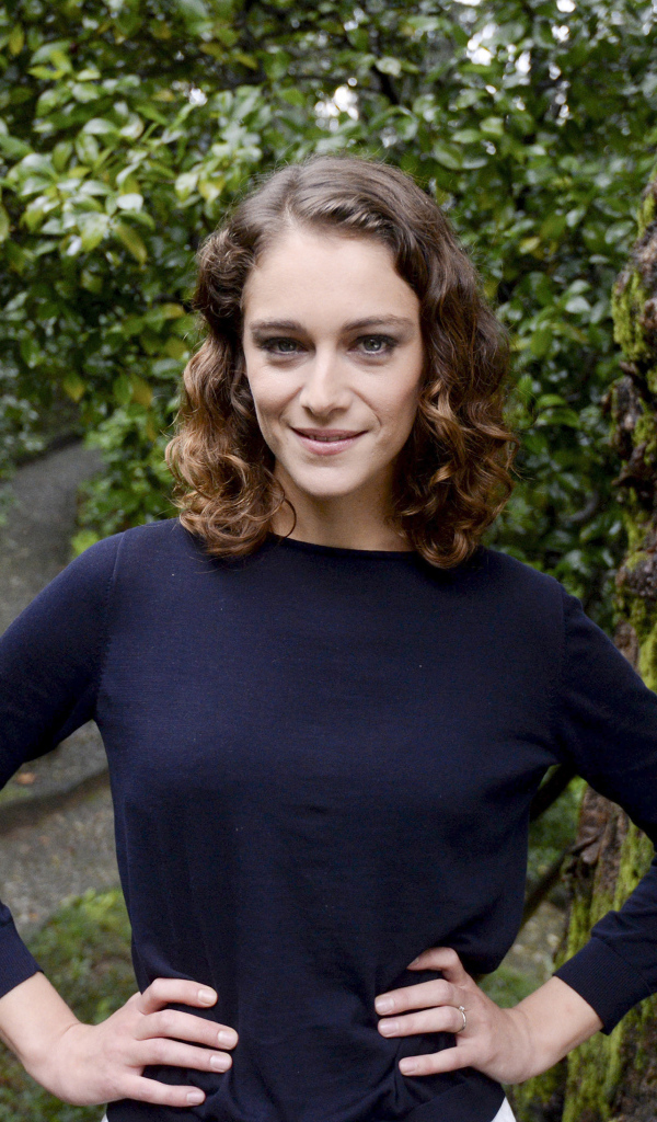 Улыбающаяся девушка, актриса Ариана Лабед