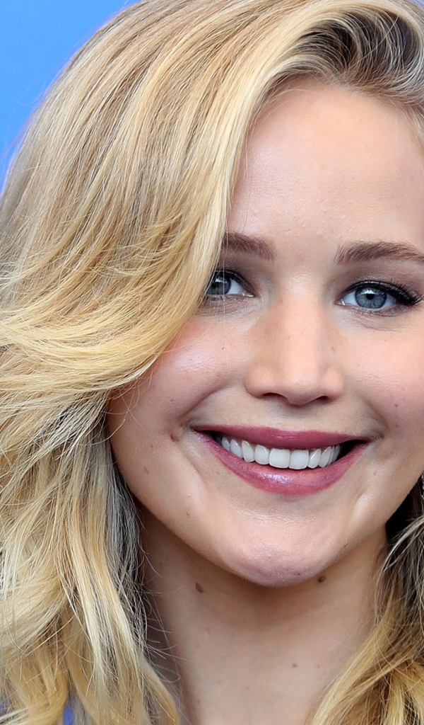 Улыбающаяся девушка, актриса Дженнифер Лоуренс лицо крупным планом