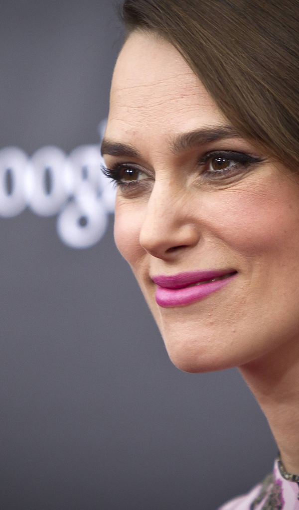 Улыбающаяся девушка, актриса Кира Найтли