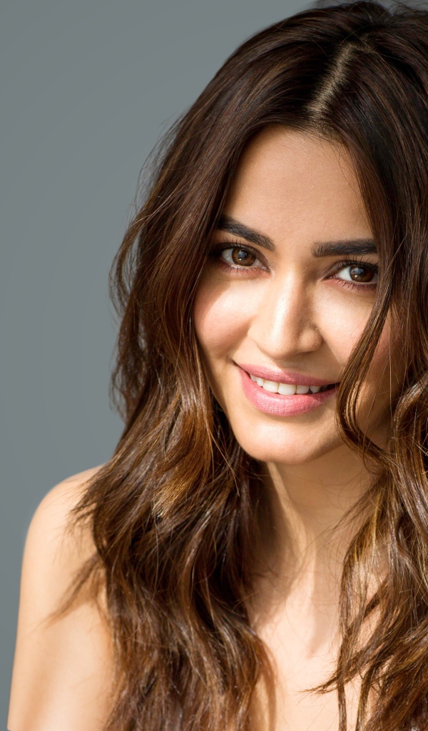 Улыбающаяся девушка, индийская актриса Крити Харбанда