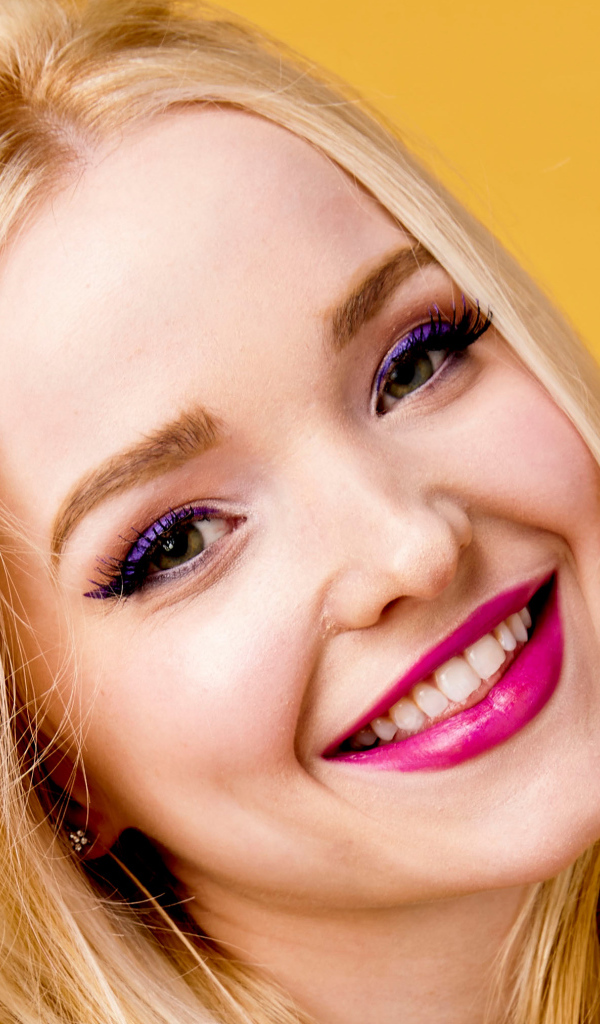 Улыбающаяся девушка актриса Дав Кэрон на желтом фоне крупным планом