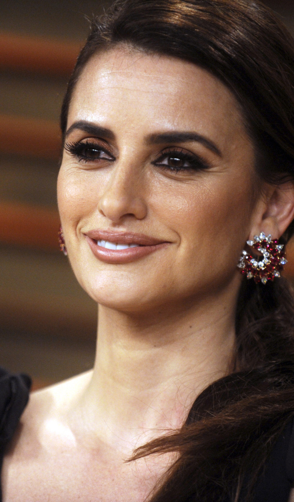 Улыбающаяся популярная актриса Пенелопа Крус