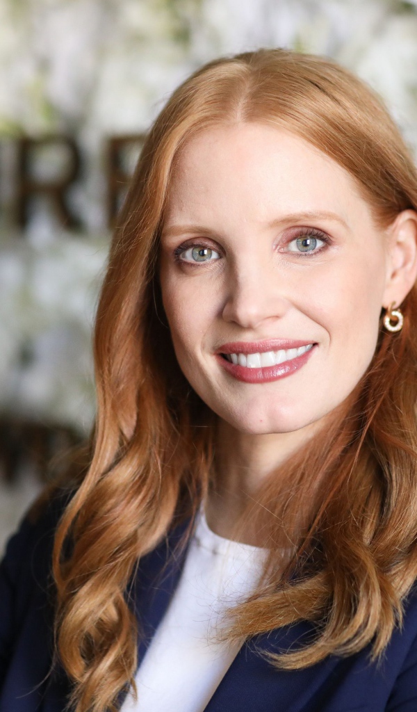 Улыбающаяся рыжеволосая актриса Джессика Честейн