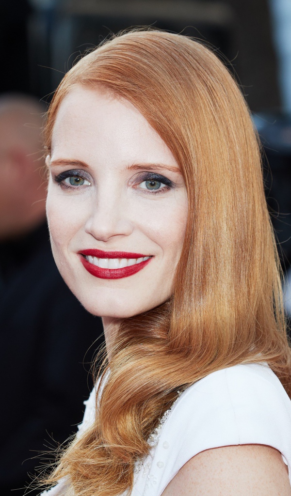 Улыбающаяся рыжеволосая девушка, актриса Джессика Честейн