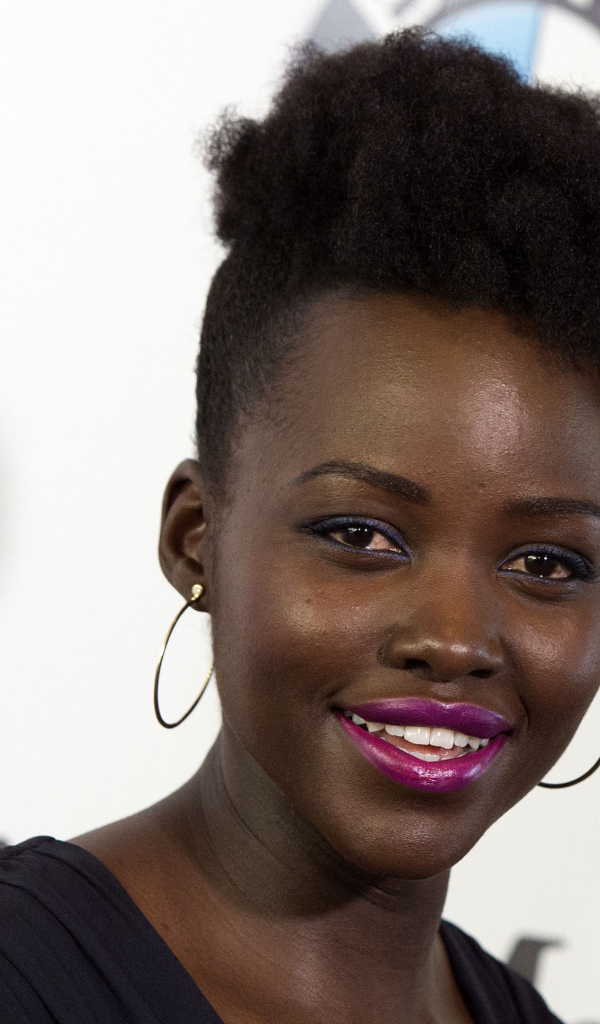 Улыбающаяся женщина, актриса Люпита Нионго