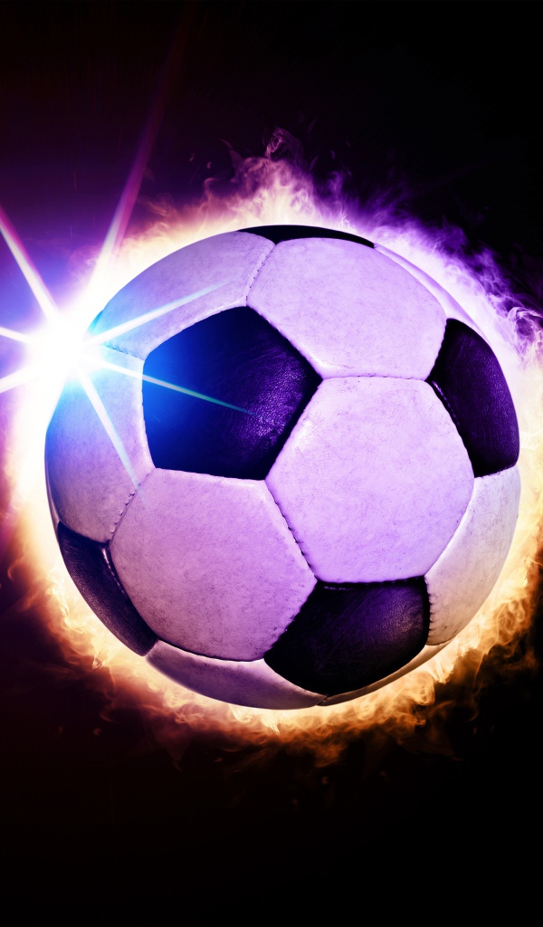 Футбольный мяч в огненном кольце на черном фоне