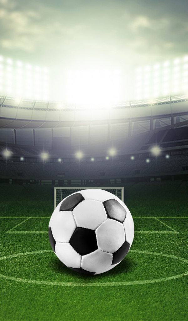 Футбольный мяч лежит на футбольном поле на стадионе