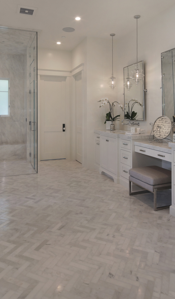 Просторная ванная комната с белым интерьером 