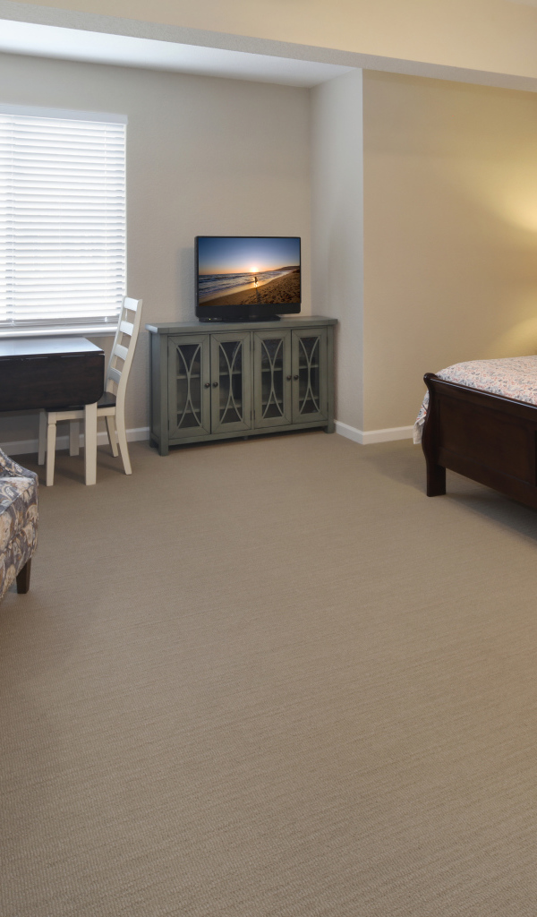 Просторная спальня с большой деревянной кроватью 