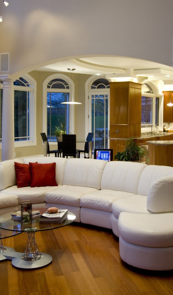 Просторная гостиная с белым кожаным диваном 