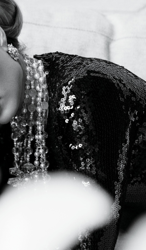 Стильная актриса Марго Робби черно белое фото 