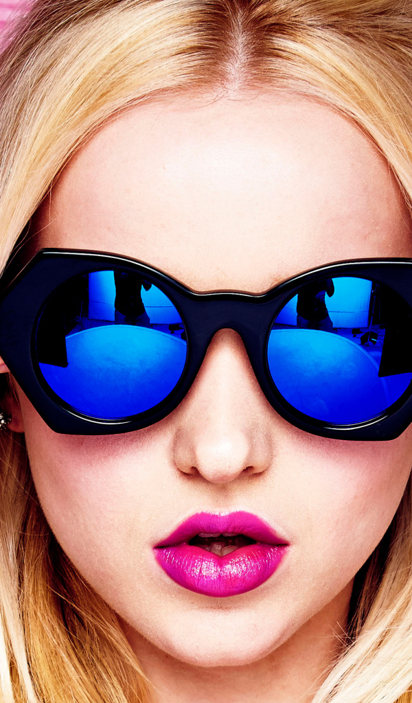 Стильная блондинка актриса Дав Кэмерон с солнечных очках