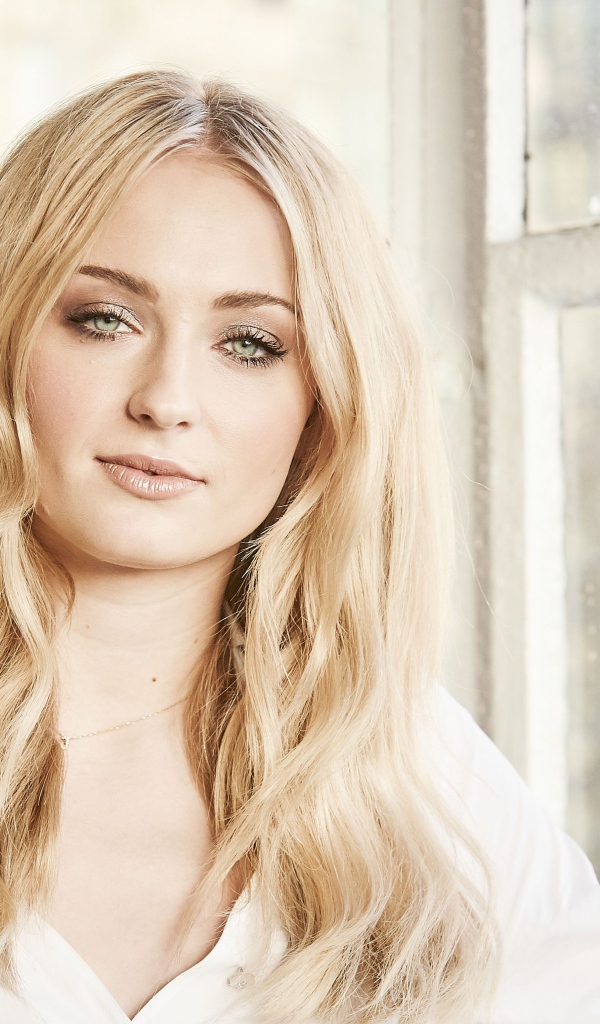 Стильная блондинка, актриса Софи Тёрнер у окна 