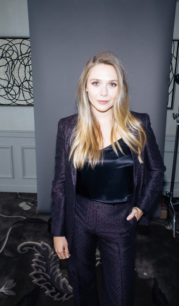 Стильная девушка, актриса Элизабет Олсен в костюме