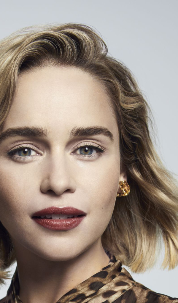 Стильная девушка, актриса Эмилия Кларк лицо крупным планом