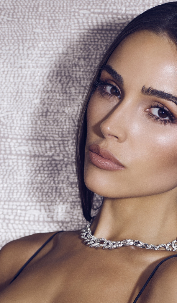 Стильная длинноволосая девушка, актриса Оливия Калпо