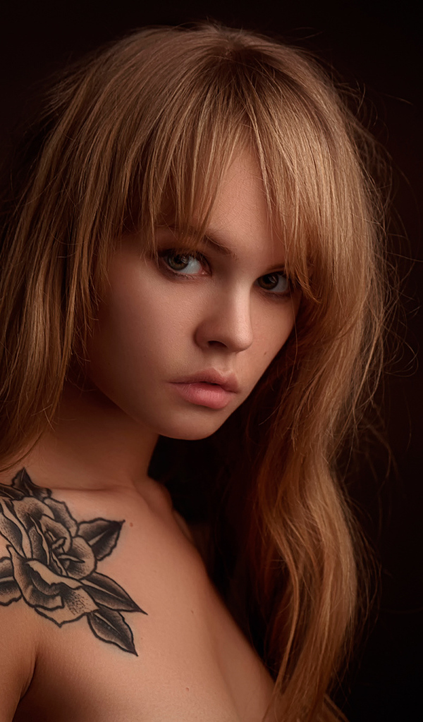 Татуировка роза на лопатке у красивой  девушки