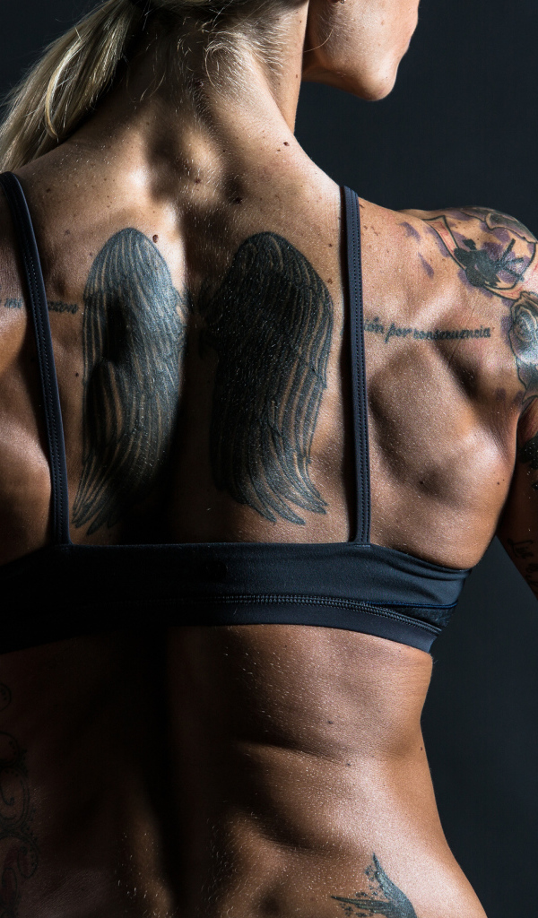 Татуировка крылья на спине у девушки