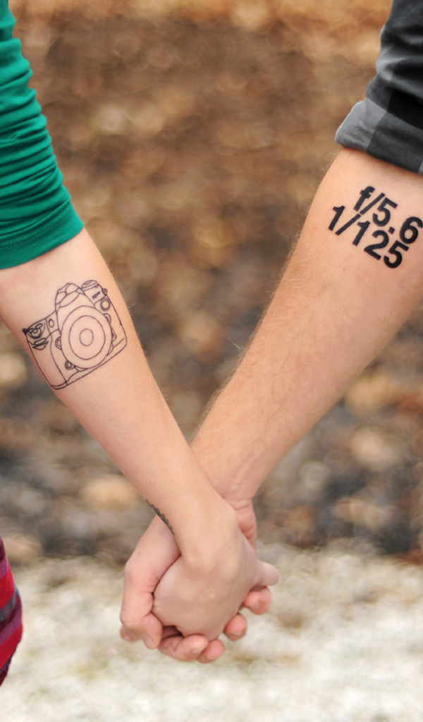 Татуировки на руках у влюбленной пары