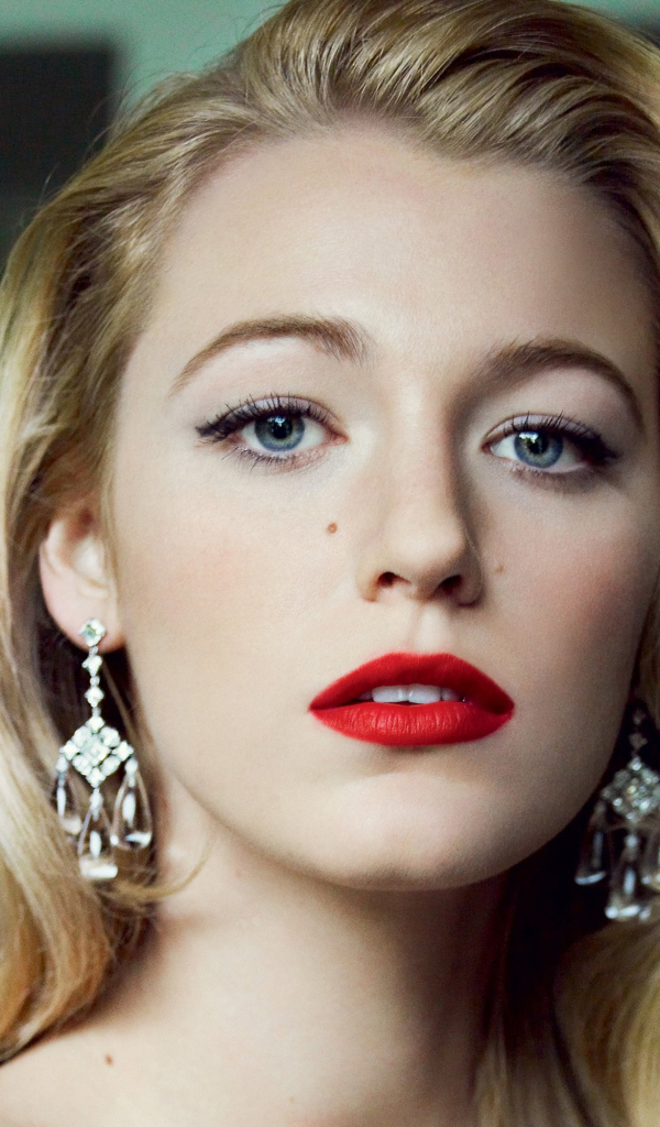 Нежная блондинка с красными губами, актриса Блейк Лайвли 