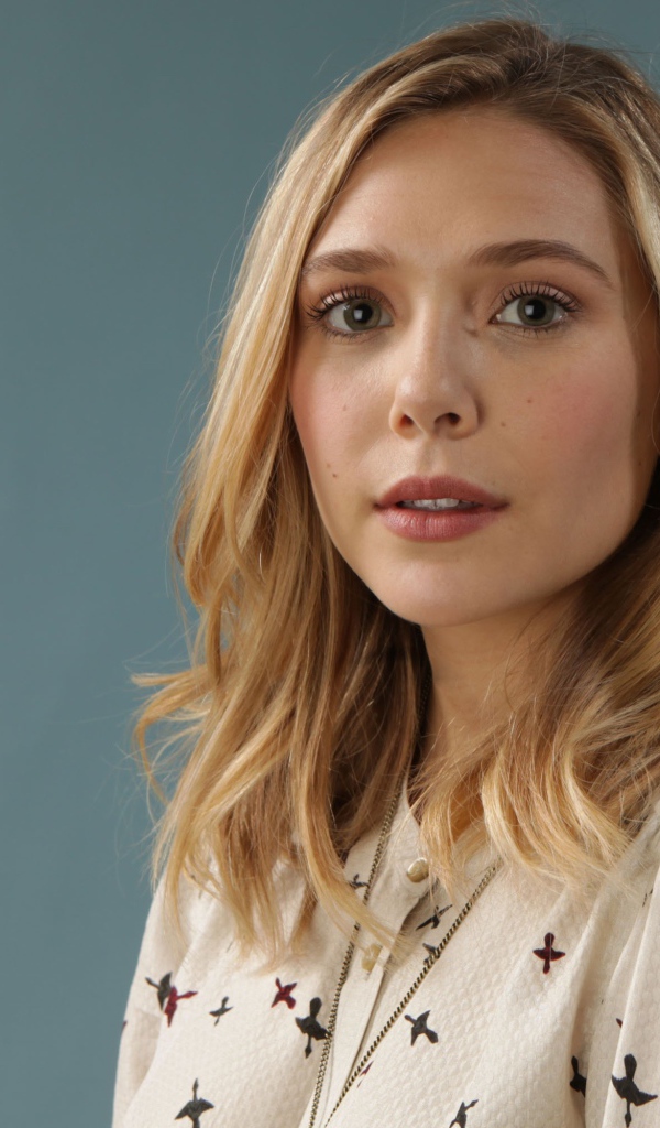 Нежная девушка, актриса Элизабет Олсен на сером фоне