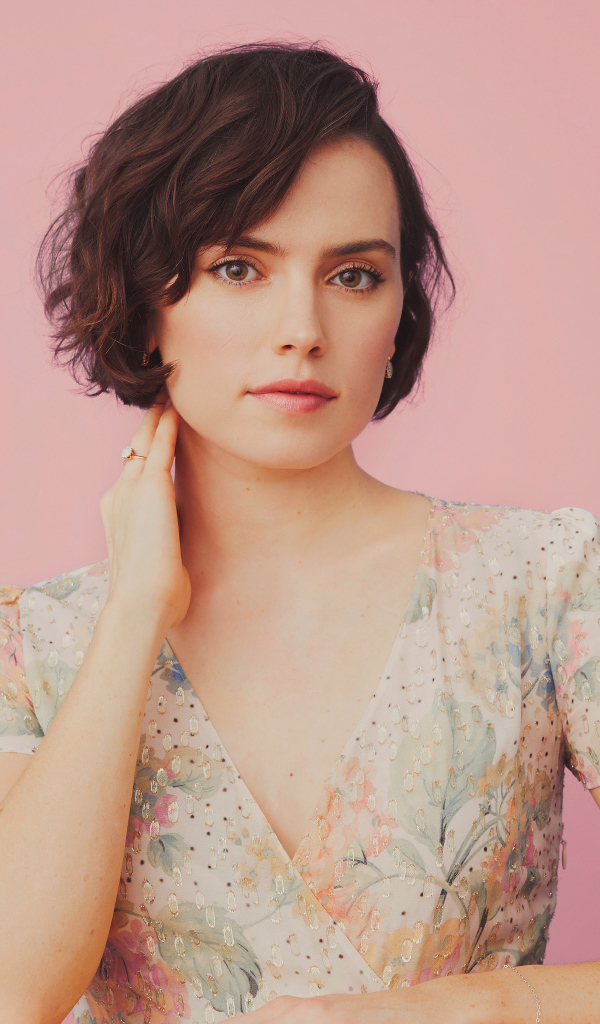 Нежная девушка актриса Дэйзи Ридли на розовом фоне