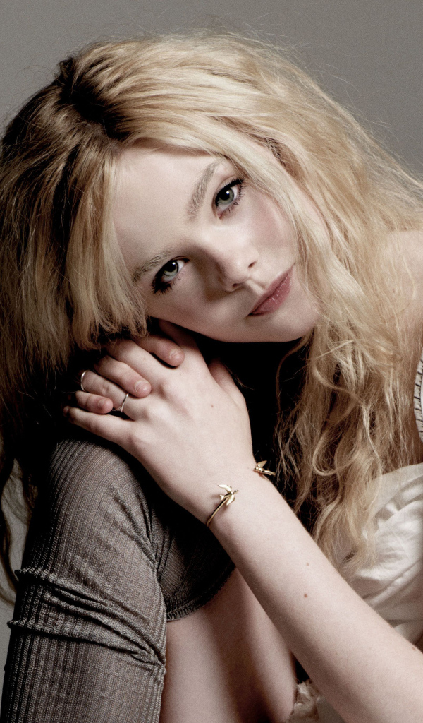 Нежная девушка блондинка, актриса Эль Фаннинг