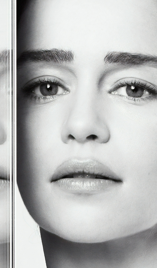 Лицо актрисы Эмилии Кларк отражается в зеркале 