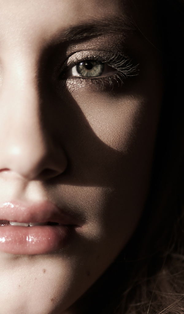 Лицо актрисы Лили Рейнхарт крупным планом