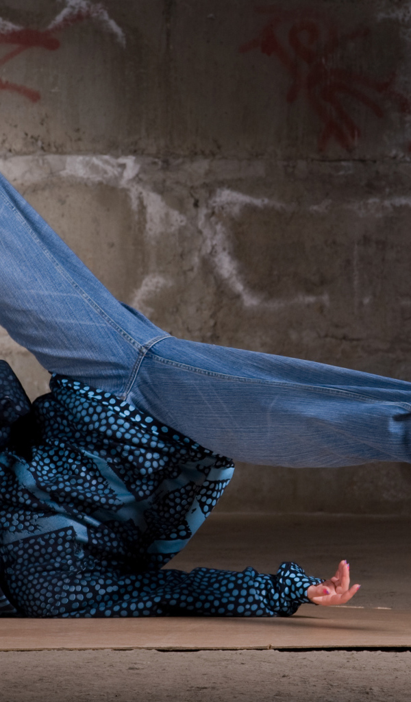 Девушка занимается брейк дансом 