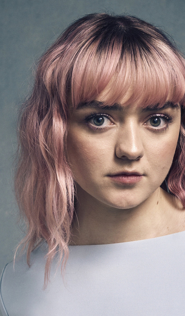 Девушка с розовыми волосами, актриса Мэйси Уильямс на сером фоне