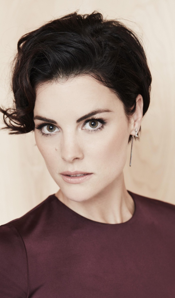 Взгляд актрисы Джейми Александр с короткой стрижкой