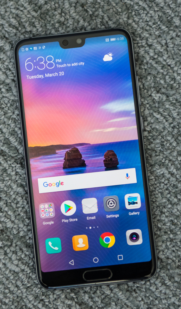 Новый смартфон Huawei P20 Pro, 2019 года на сером фоне