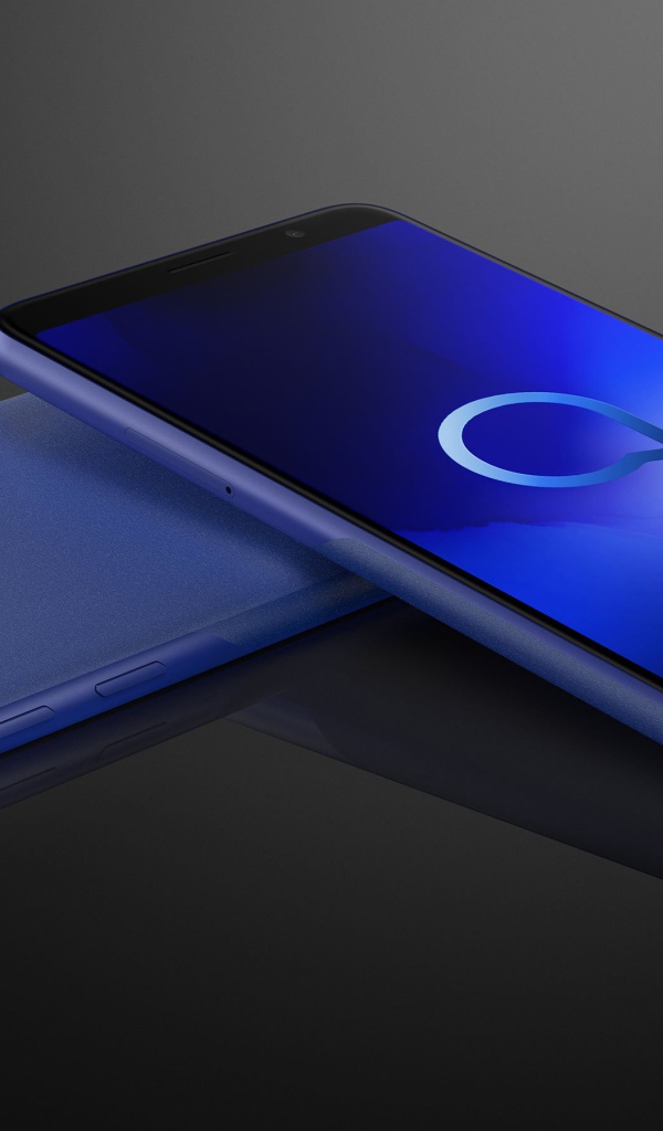 Два тонких смартфона Alcatel 1 на сером фоне