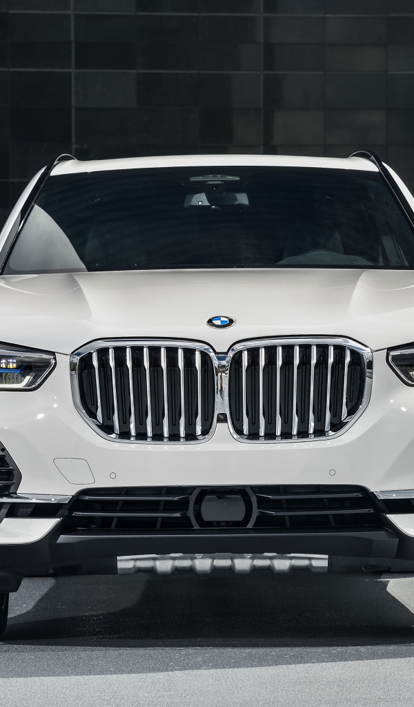 Белый внедорожник BMW X5,  2018  года вид спереди
