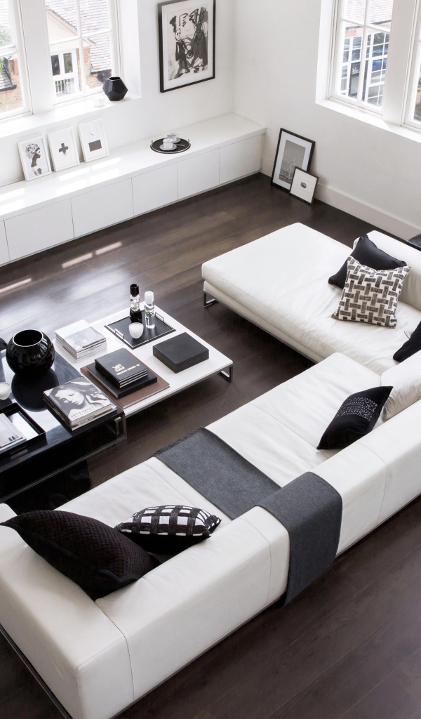 Гостиная в бело-черных тонах с большим диваном